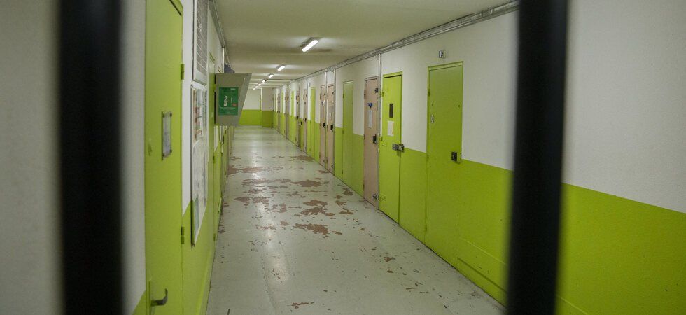 Une voiture enflamme l'entrée de la prison de Nanterre