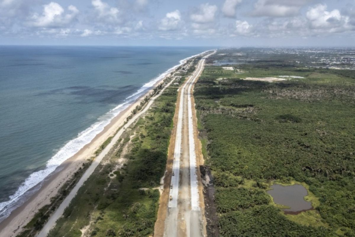 L'autoroute qui défie l'océan au Nigeria