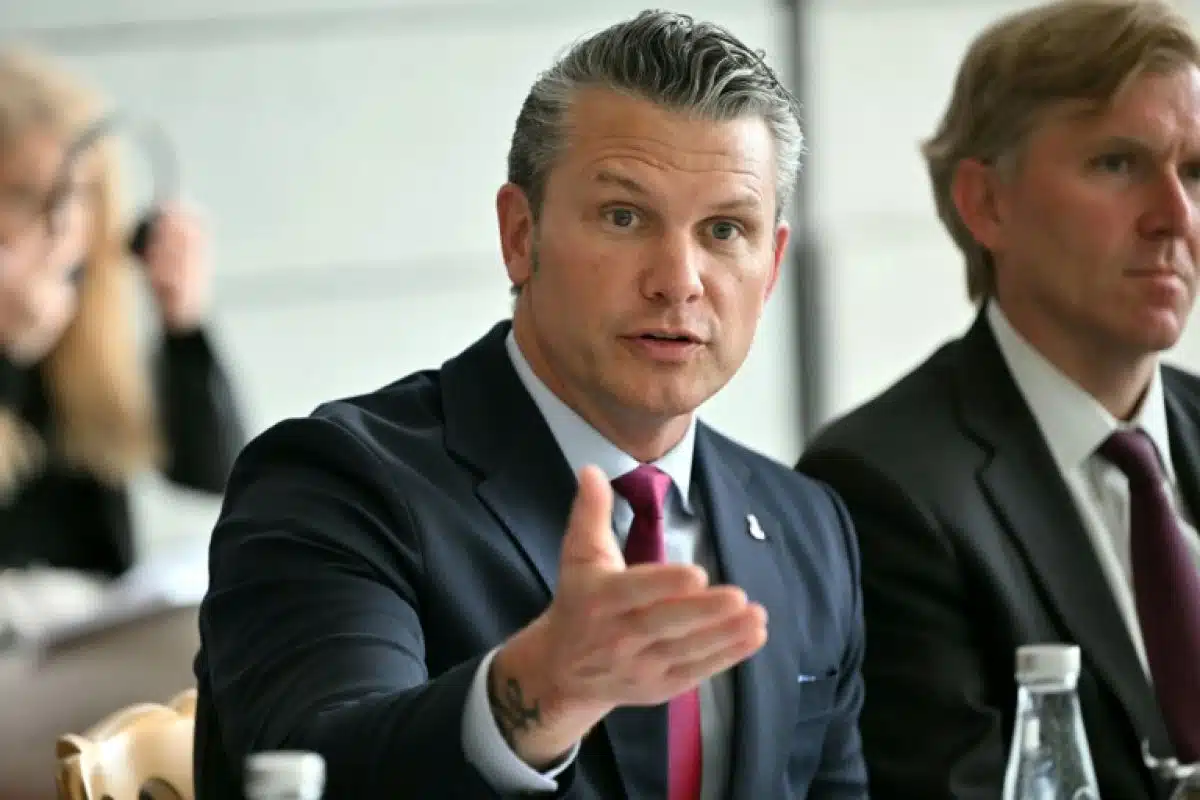 Hegseth lance un avertissement aux Européens depuis les plages du Débarquement