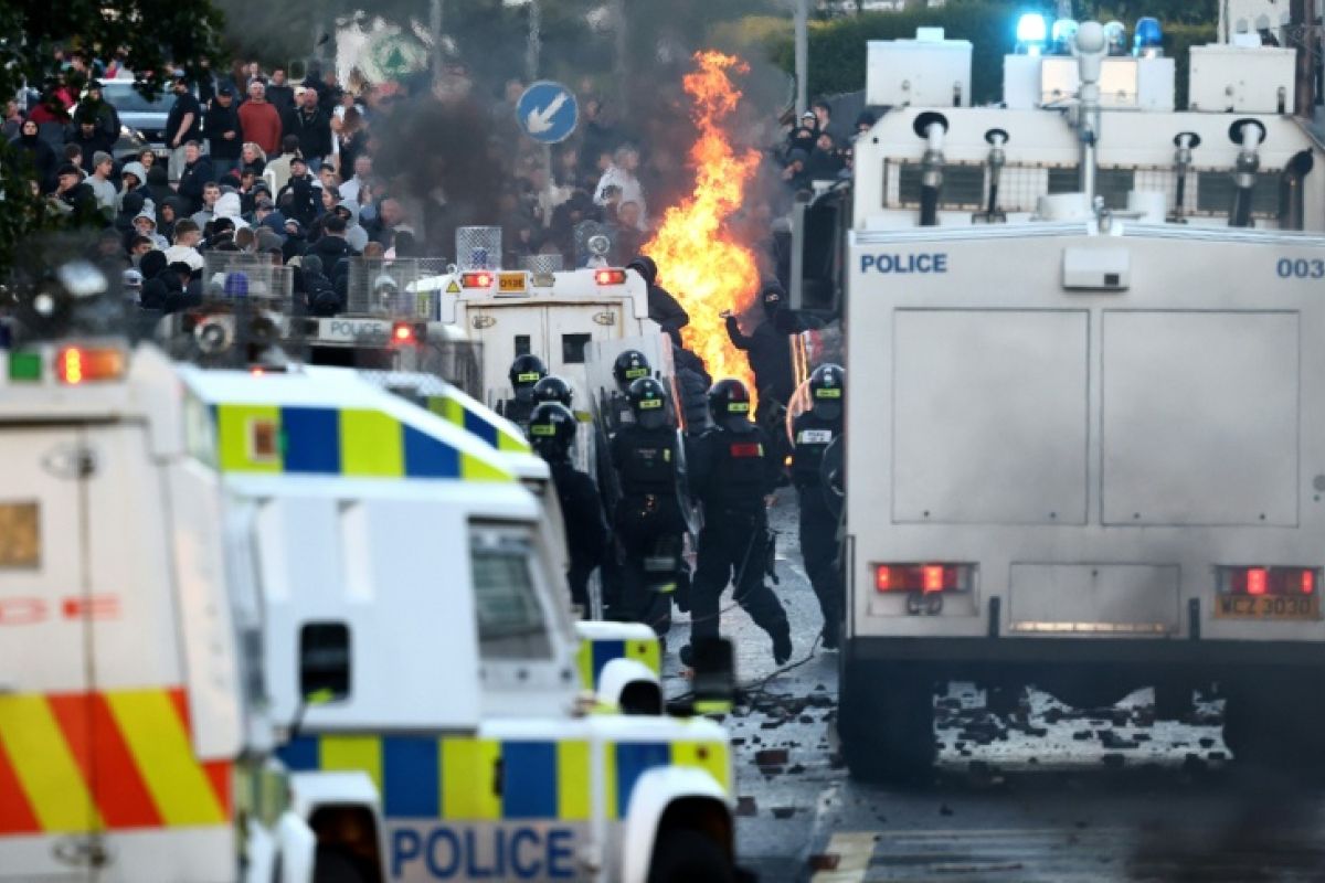 Belfast sous tension les émeutes anti-immigrés qui raniment les vieilles fractures