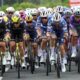 Spectatrice en déambulateur électrique fauche un jeune cycliste en pleine course