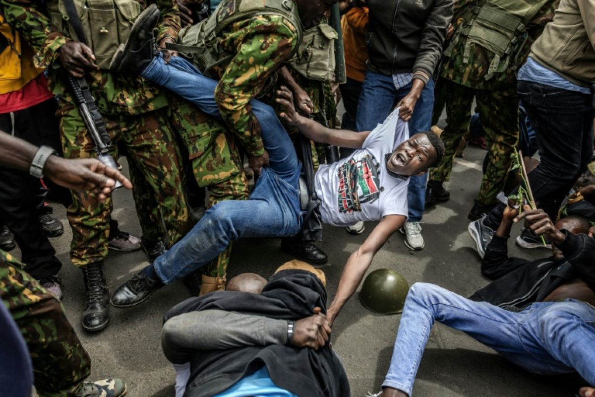 Au Kenya la police déploie un arsenal pour dissuader les jeunes de manifester