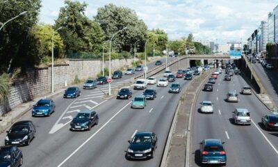 Sous la canicule, une route fraîchement rénovée fond comme de la glace