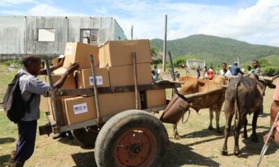 Des colis américains livrés en charrette à bœufs à Cuba