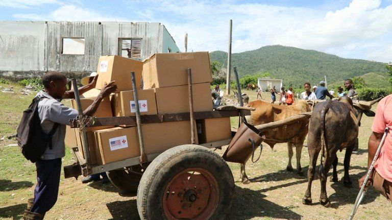 Des colis américains livrés en charrette à bœufs à Cuba