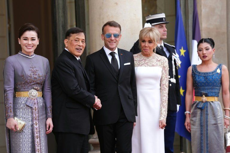 Le roi de Thaïlande pose pour la première fois un pied à l’Élysée depuis 1960