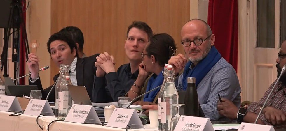 Un élu prie avec un crucifix en conseil municipal et interrompt les débats