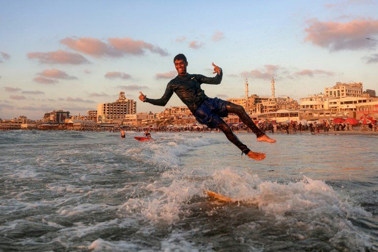 Les vagues, seule échappatoire à Gaza