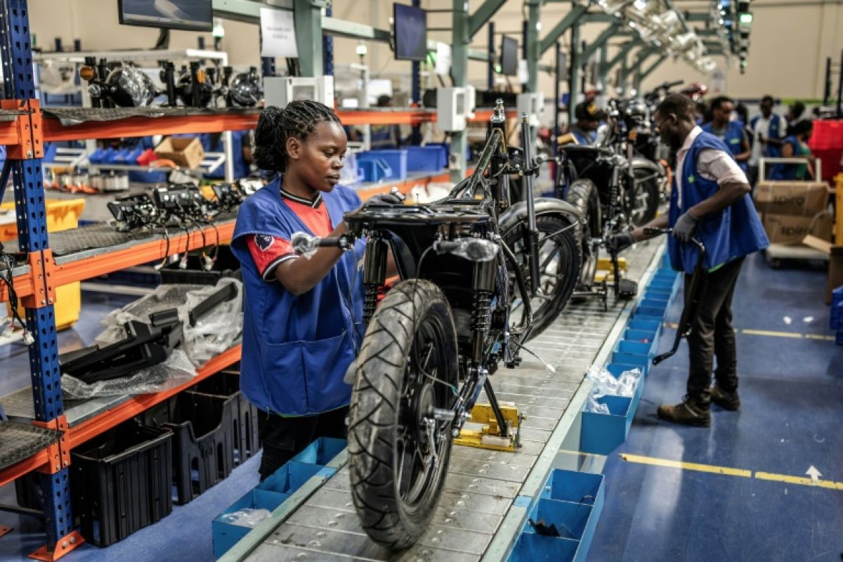 À Nairobi, le bruit des motos change et les économies explosent