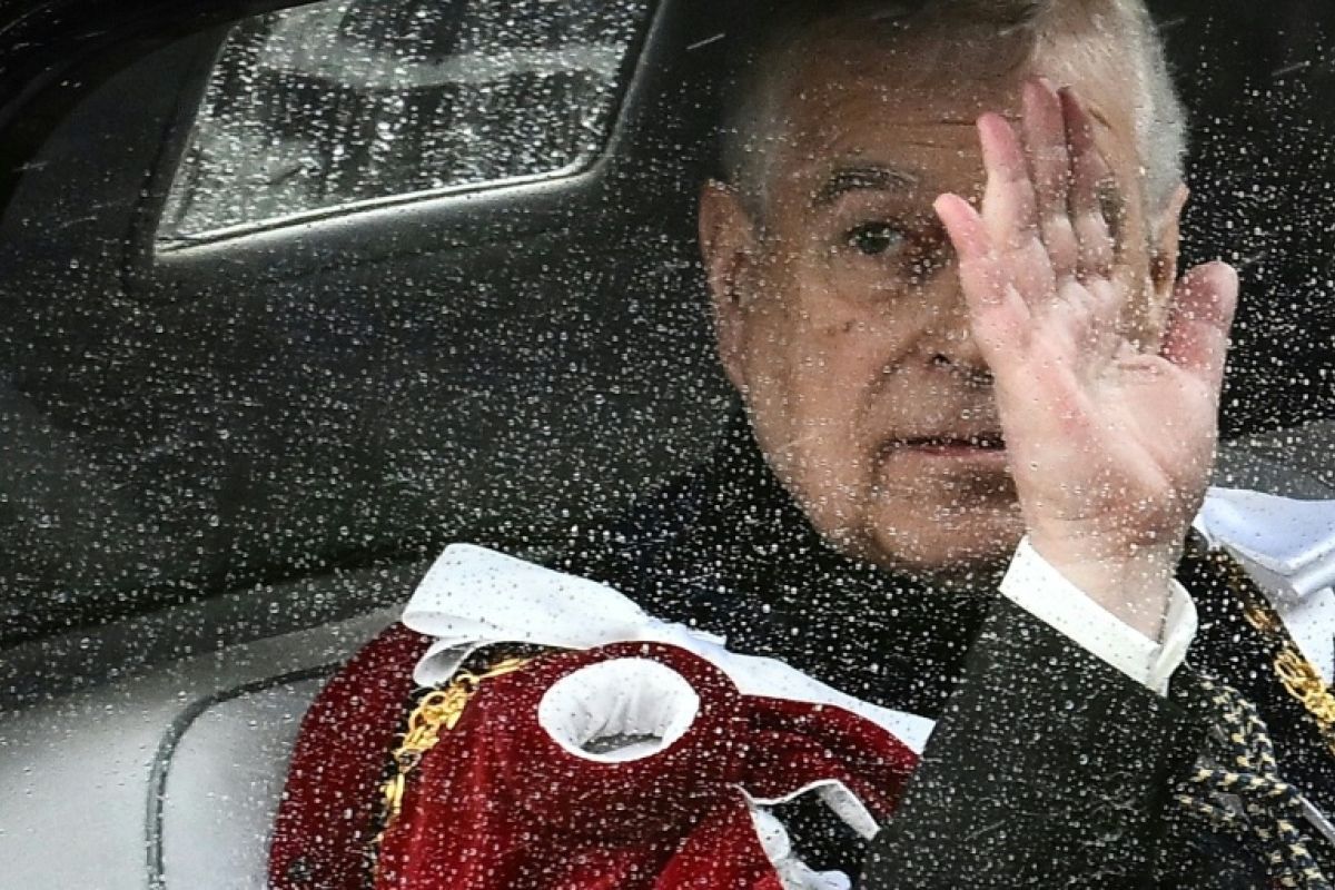 Le prince qui vivait aux frais de la reine et se faisait de l'argent sur le dos de ses voisins