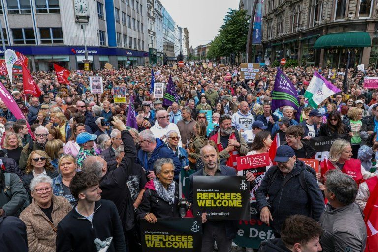 Belfast fait front contre la haine après des nuits de violences