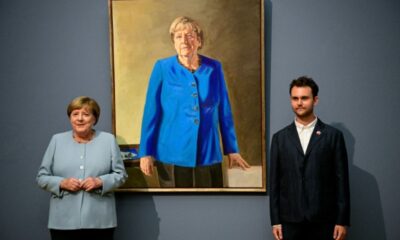 Angela Merkel accrochée au mur de l’histoire avec un tableau officiel