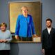 Angela Merkel accrochée au mur de l’histoire avec un tableau officiel