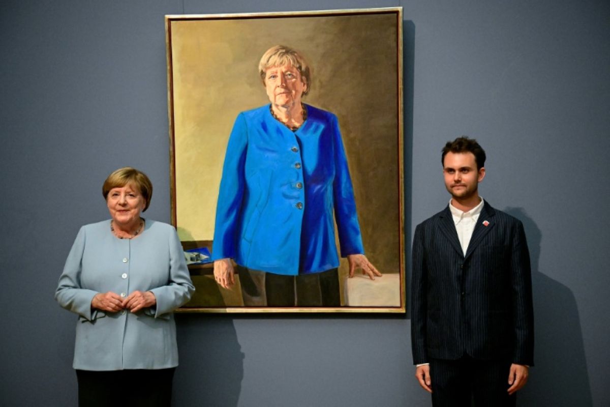 Angela Merkel accrochée au mur de l’histoire avec un tableau officiel