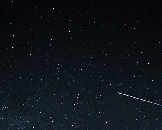 Une boule de feu traverse le ciel parisien, des centaines de témoins éblouis