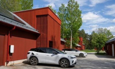 Ces voitures électriques suédoises transforment le parking en centrale électrique