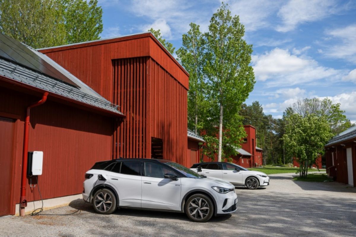 Ces voitures électriques suédoises transforment le parking en centrale électrique
