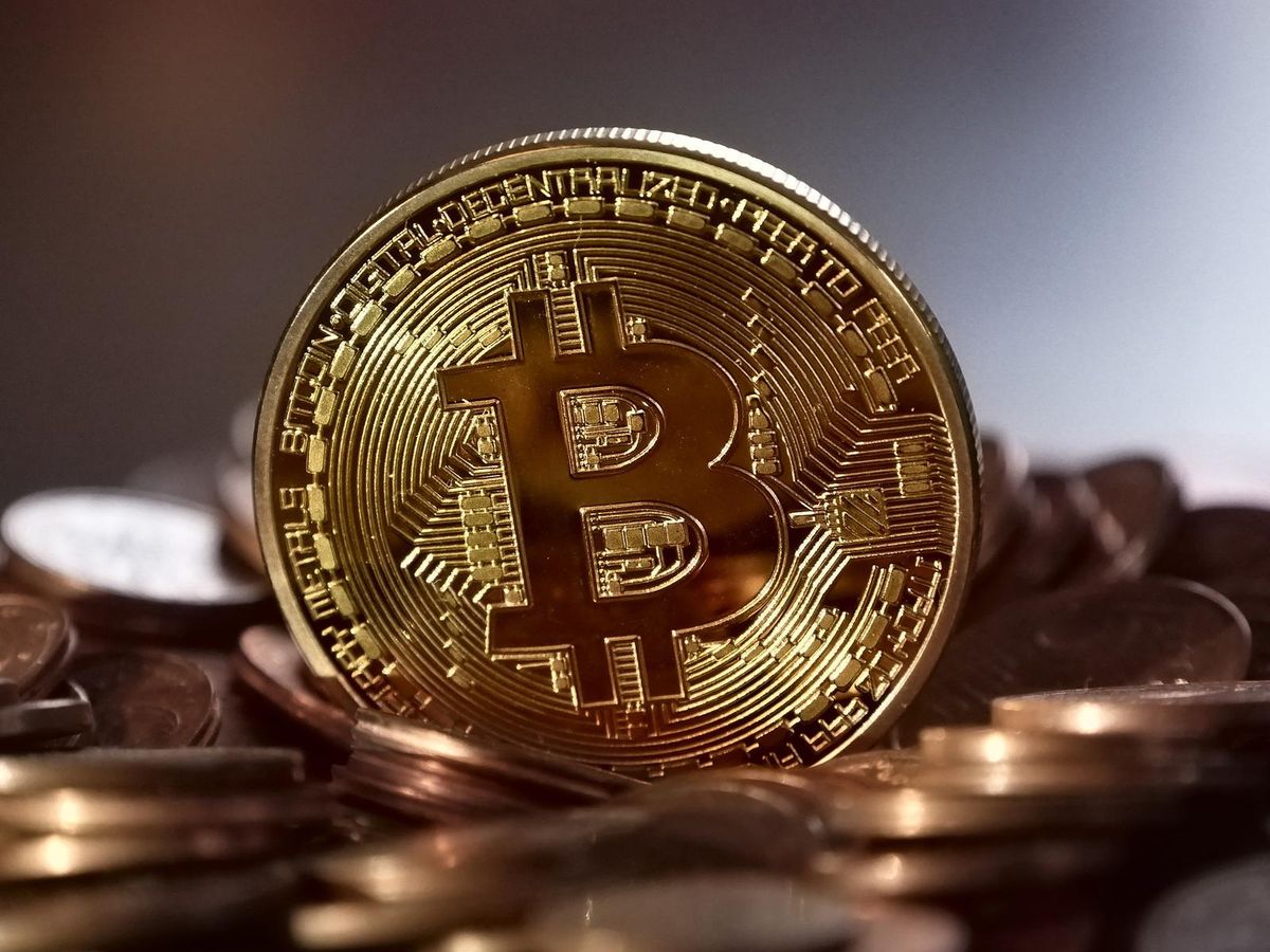 Le Bitcoin a perdu la moitié de sa valeur les experts disent de ne pas vendre