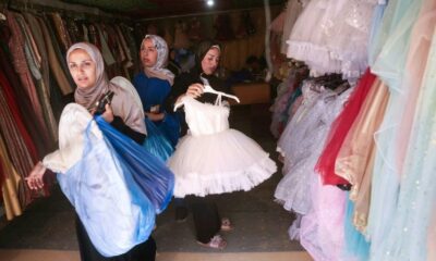 Des robes de princesse cousues dans les décombres de Gaza