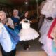 Des robes de princesse cousues dans les décombres de Gaza