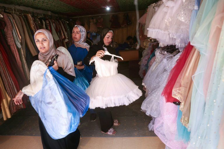 Des robes de princesse cousues dans les décombres de Gaza