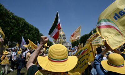 Des cris, des gaz et des drapeaux jaunes une manifestation iranienne interdite défie la police à Paris