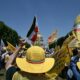 Des cris, des gaz et des drapeaux jaunes une manifestation iranienne interdite défie la police à Paris