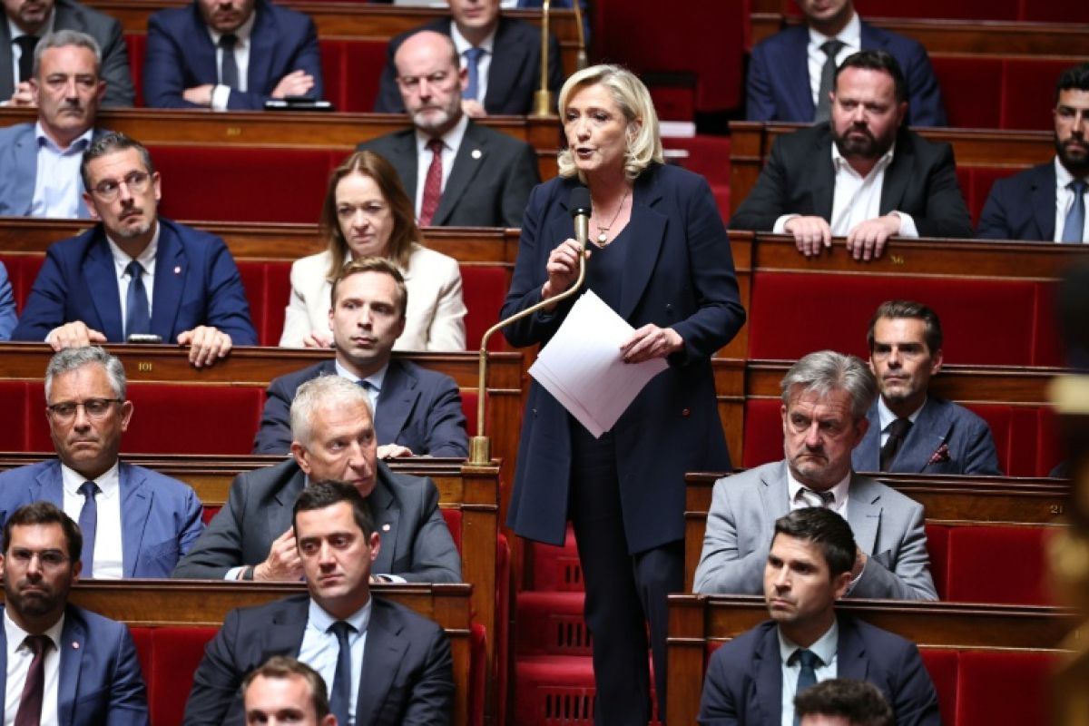 Marine Le Pen charge le politique après la mort de Lyhanna