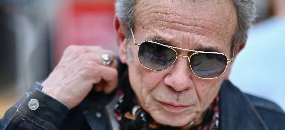 Philippe Manœuvre s'en sort de justesse après qu'un arbre a détruit sa voiture