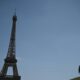 Paris suffoque la tour Eiffel et le Louvre ferment en avance