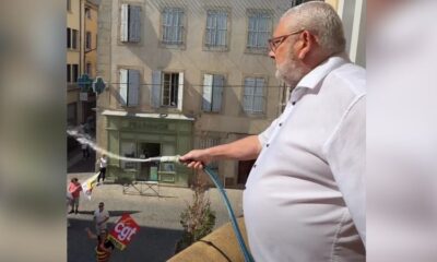 Un arrosage politique au balcon de la mairie
