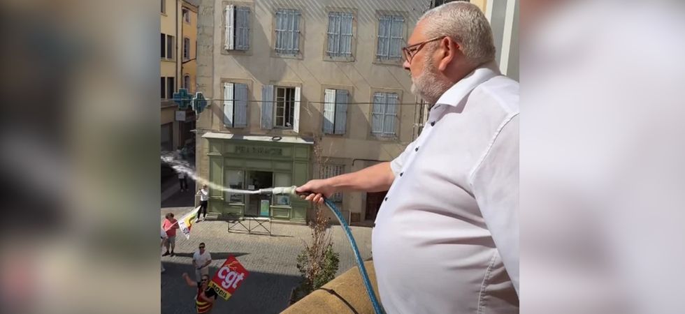 Un arrosage politique au balcon de la mairie