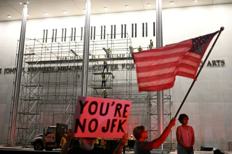 Le nom de Trump rayé de la façade du Kennedy Center