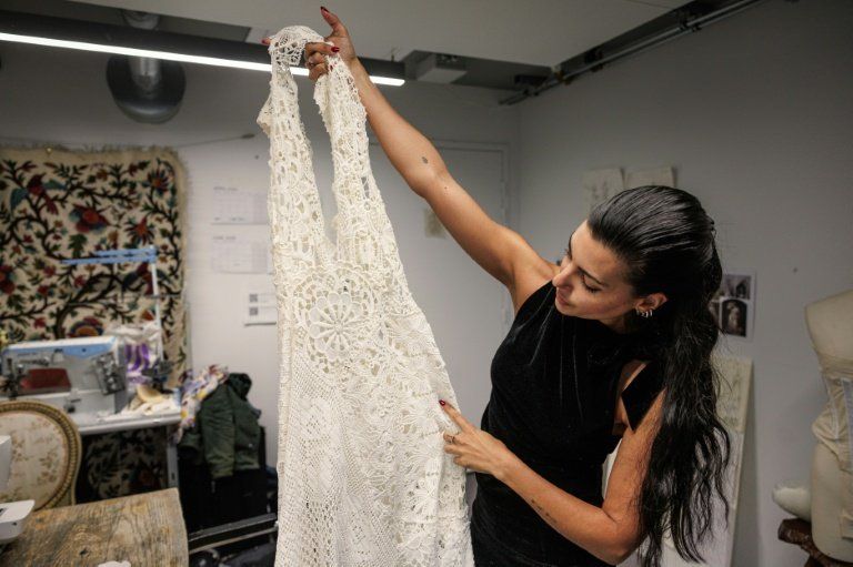 La dentelle fait son grand retour dans la mode, entre héritage et seconde vie