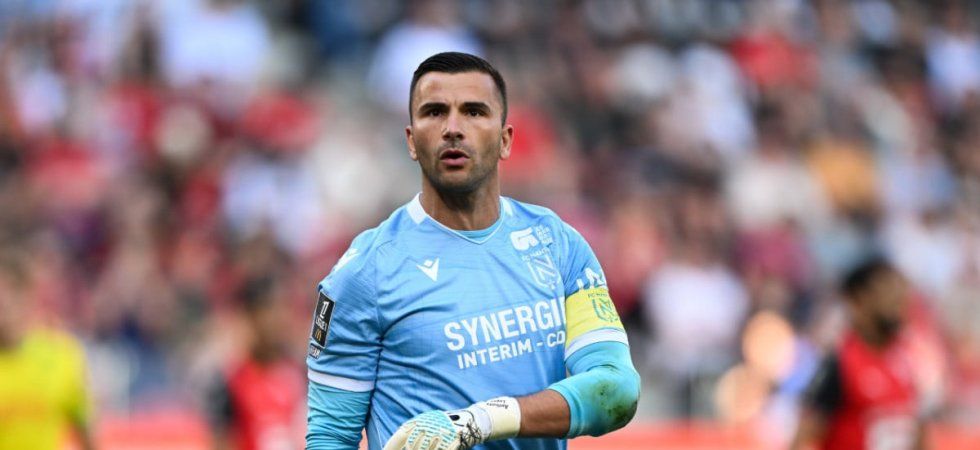 Anthony Lopes pose ses gants à Angers