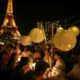 Nappes blanches et Tour Eiffel le dîner secret qui fait parler Paris