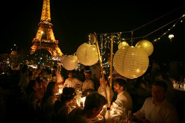 Nappes blanches et Tour Eiffel le dîner secret qui fait parler Paris