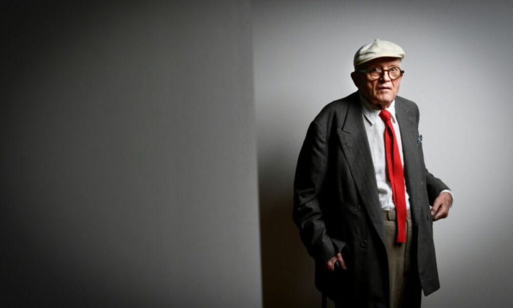David Hockney, le peintre qui a transformé les piscines en chefs-d'œuvre, s'est éteint à 88 ans