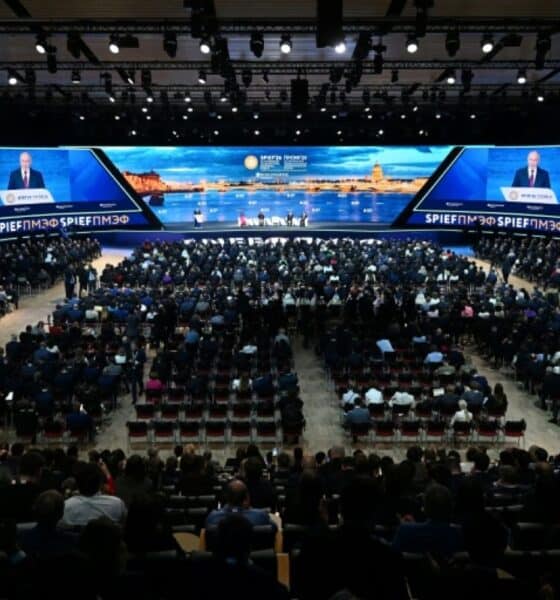 Des centaines de drones ukrainiens s'invitent au sommet économique de Poutine
