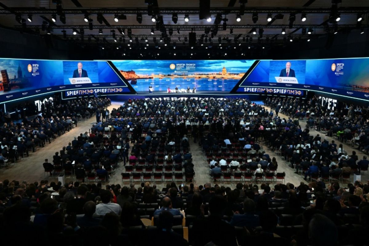 Des centaines de drones ukrainiens s'invitent au sommet économique de Poutine