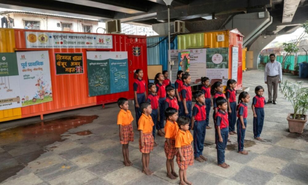 Sous le bruit des klaxons, une école de conteneurs redonne un avenir aux enfants des rues de Bombay