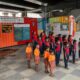 Sous le bruit des klaxons, une école de conteneurs redonne un avenir aux enfants des rues de Bombay