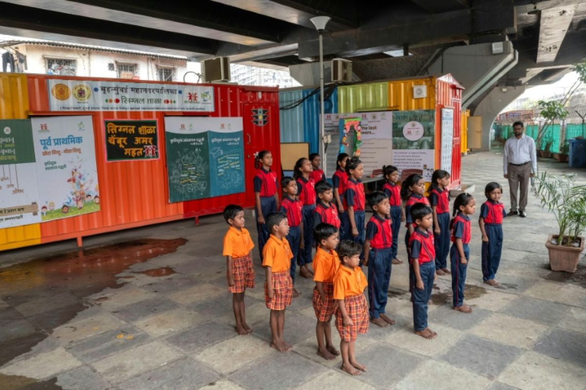 Sous le bruit des klaxons, une école de conteneurs redonne un avenir aux enfants des rues de Bombay