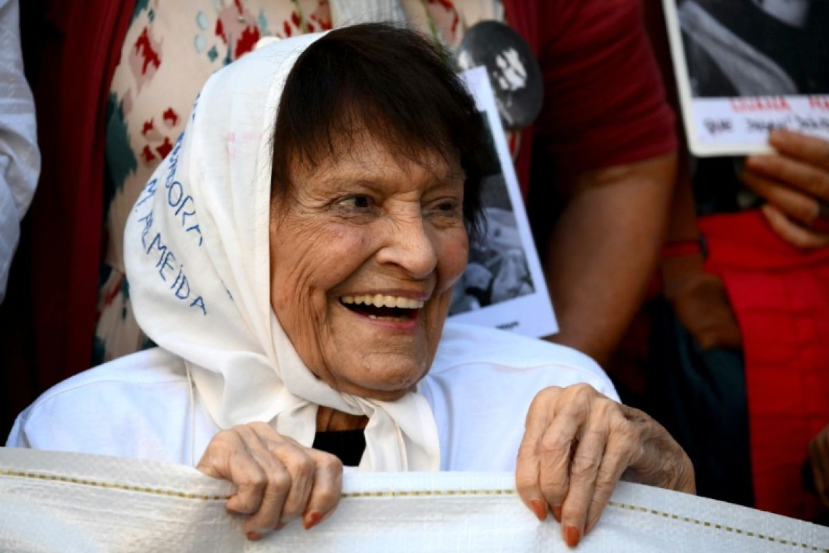 Taty Almeida la mémoire au foulard blanc s est éteinte à 95 ans