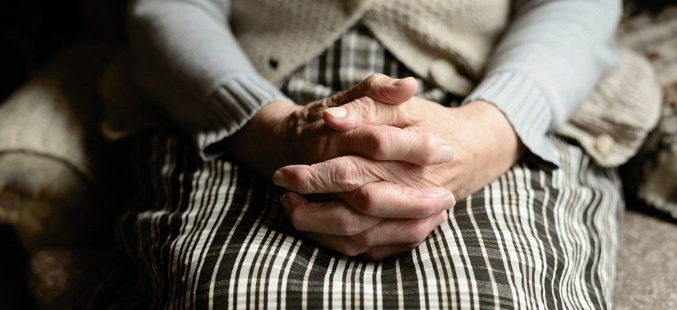 « Il est resté seul sur sa chaise » des familles accusent un Ehpad de négligences