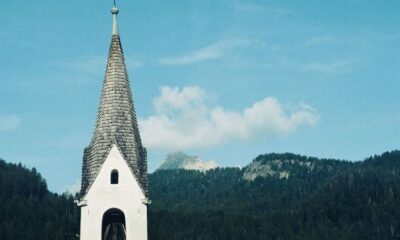 Jura le clocher d une église ravagé par la foudre les cloches menacent de tomber