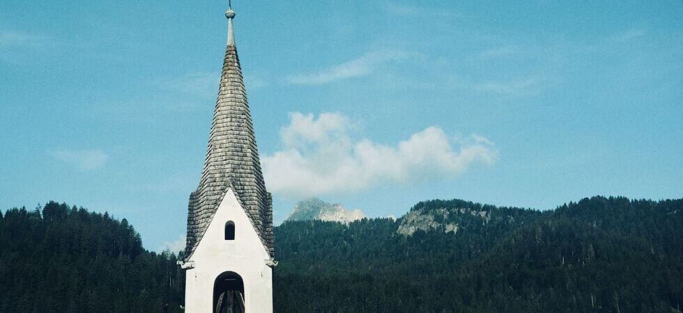Jura le clocher d une église ravagé par la foudre les cloches menacent de tomber