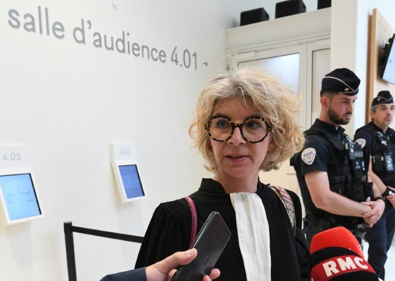 Relaxé par la justice, un animateur périscolaire provoque la colère des familles à Paris