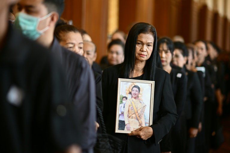 Une foule immense dit adieu à la princesse Bha au cœur de Bangkok