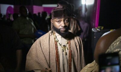 Davido affiche les noms d'écoliers kidnappés sur sa veste et déclenche une vive polémique